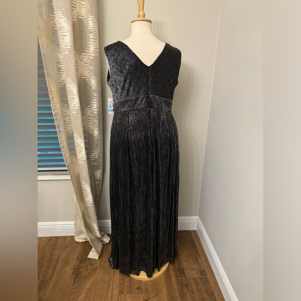 Plus Dress 🖤🤍 - Picture 8 of 11